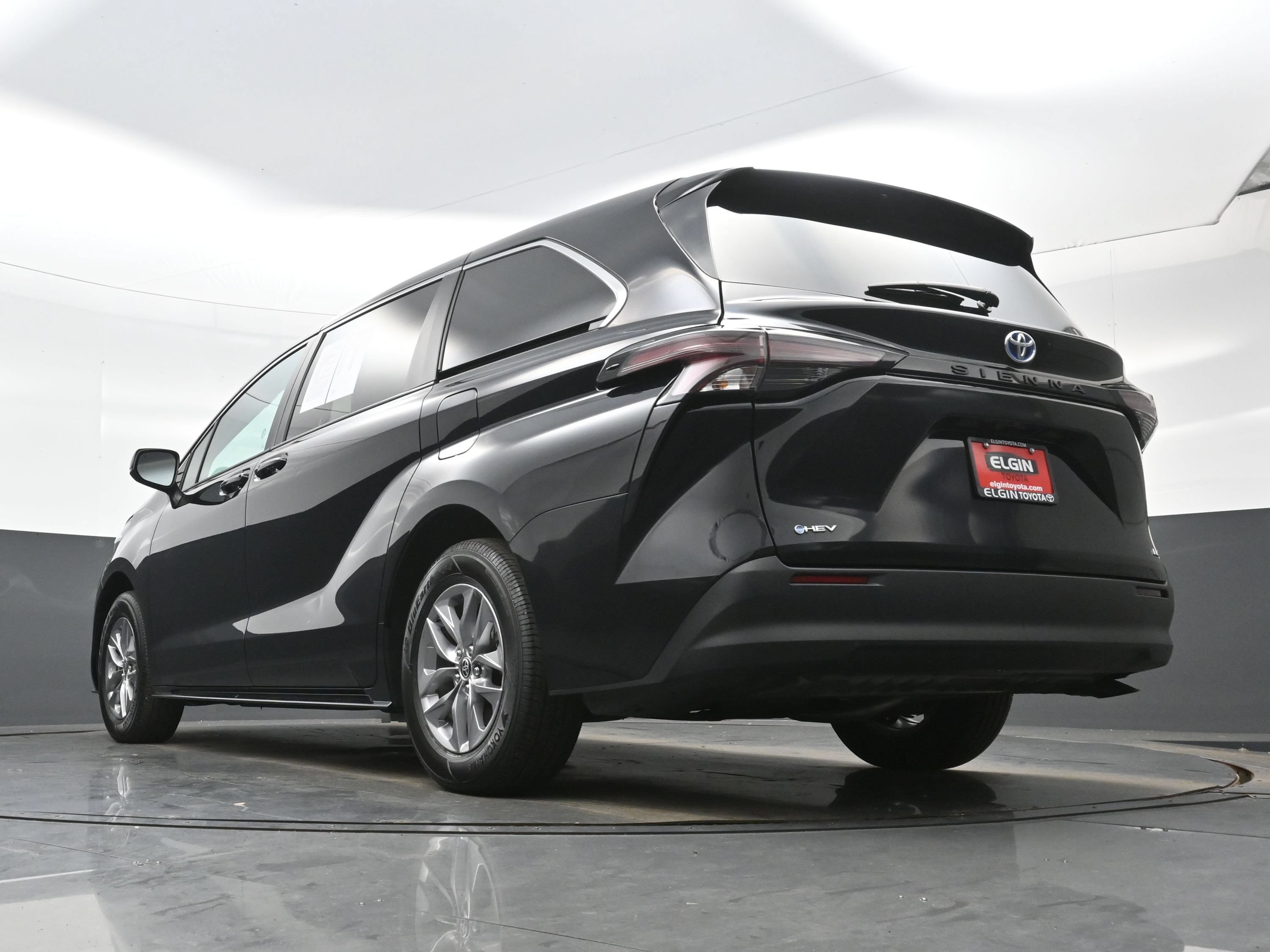 Used 2025 Toyota Sienna LE FWD image 31
