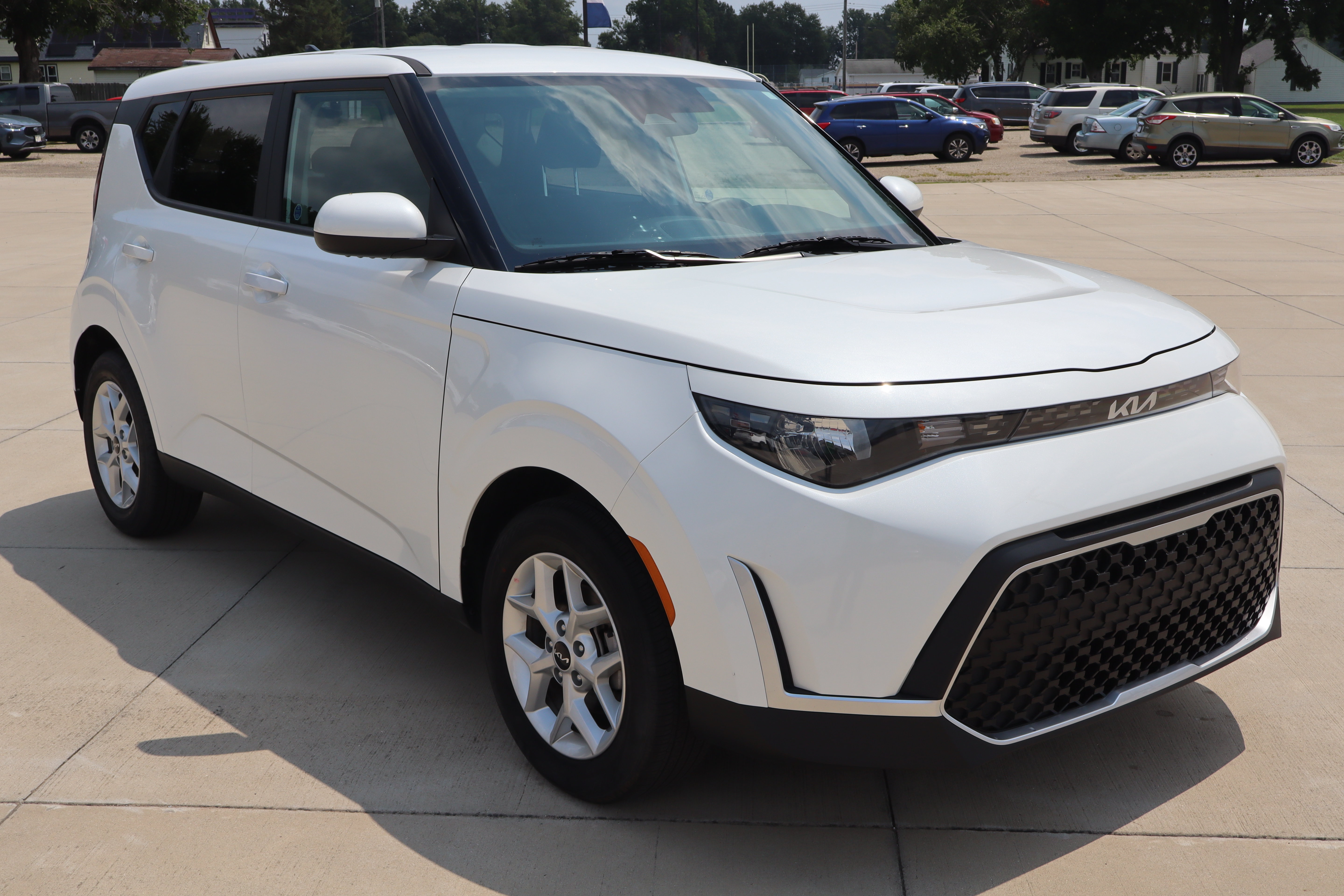 Used 2025 Kia Soul LX w/ LX Technology Package FWD image 3