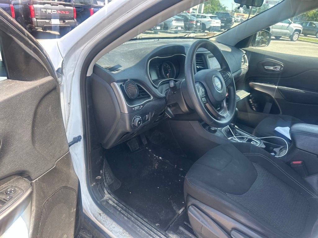 Used 2019 Jeep Cherokee Latitude w/ Popular Appearance Group AWD/4WD image 2