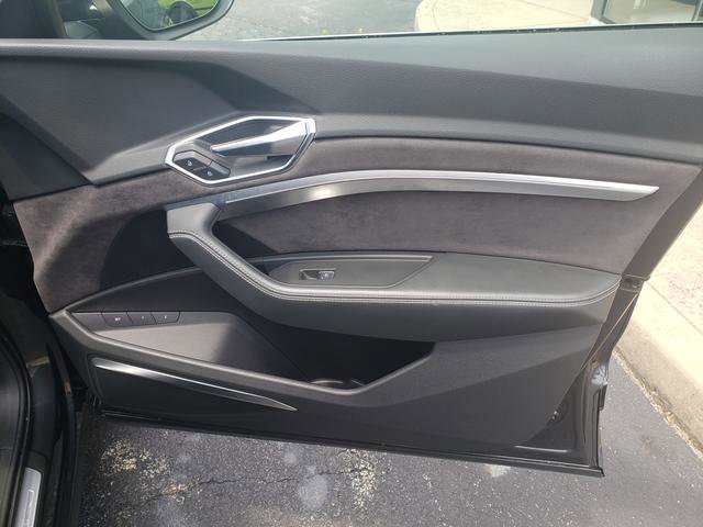 Used 2019 Audi e-tron Prestige w/ Prestige Package AWD/4WD image 19