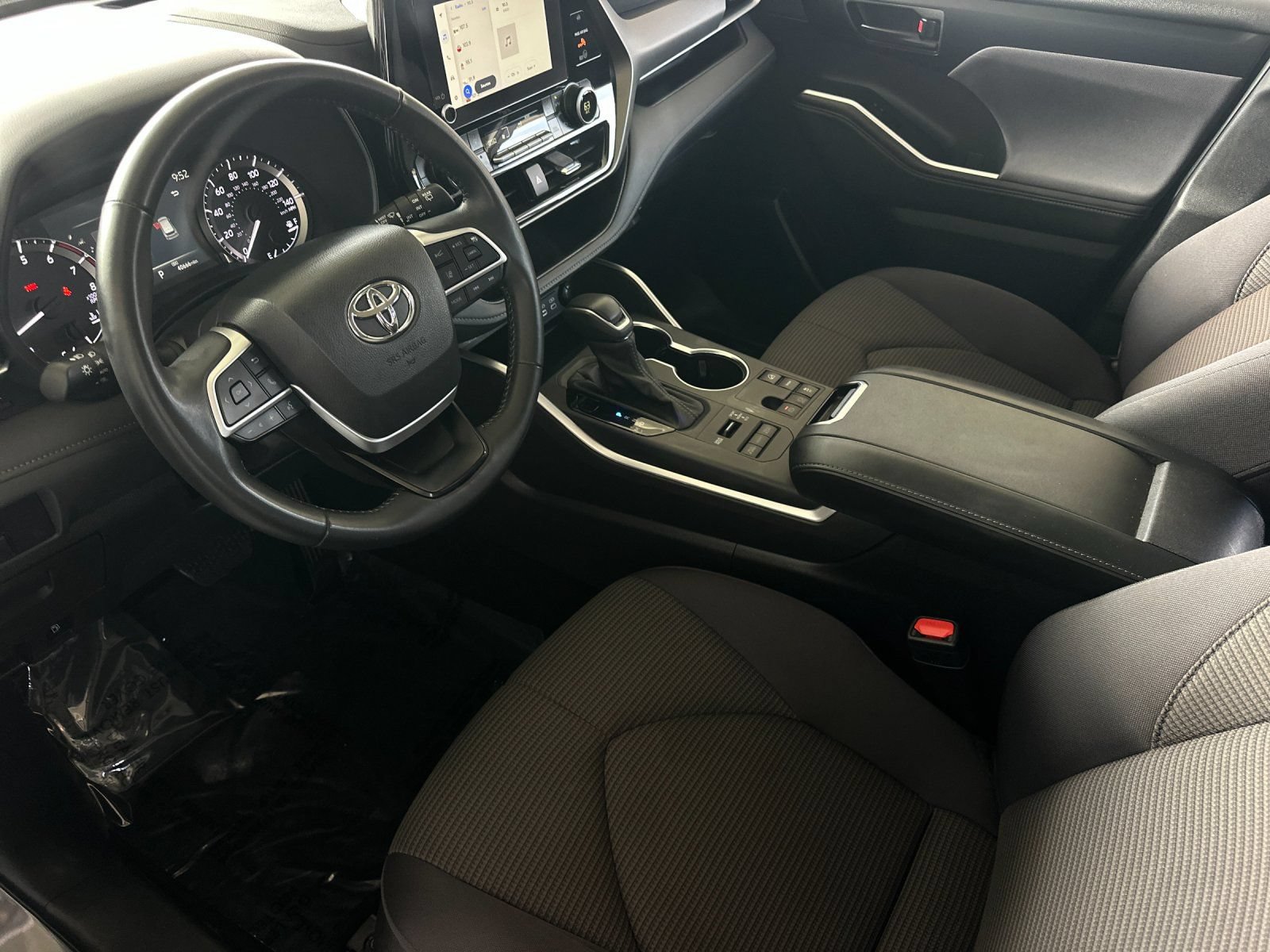 Used 2025 Toyota Highlander LE AWD/4WD image 9