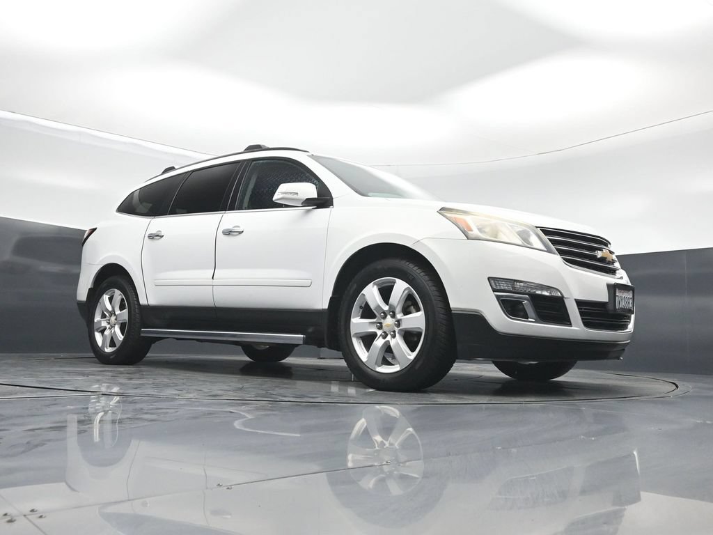 Used 2017 Chevrolet Traverse LT w/ Style and Technology Package FWD image 3