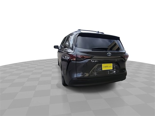Used 2025 Toyota Sienna LE image 7