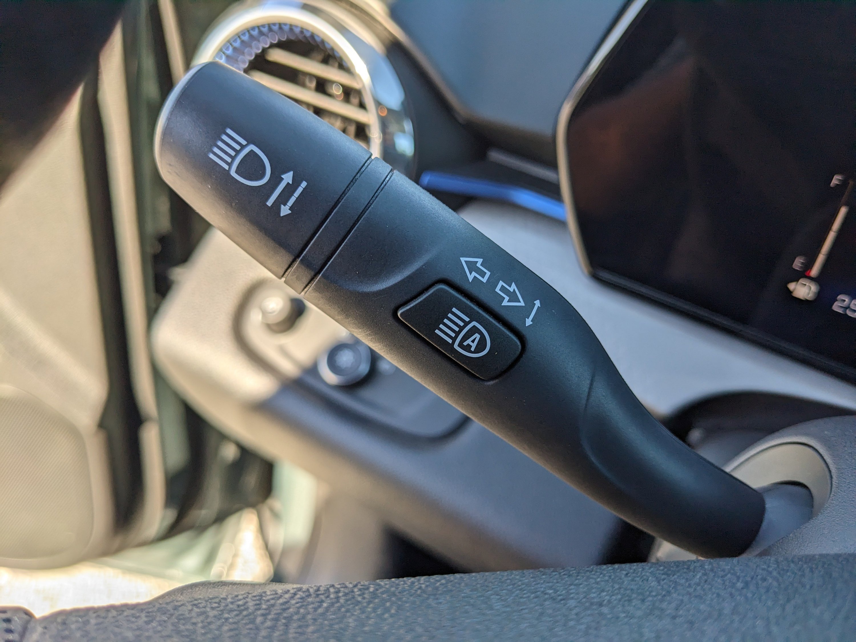 Used 2025 Chevrolet Trax LT FWD image 31