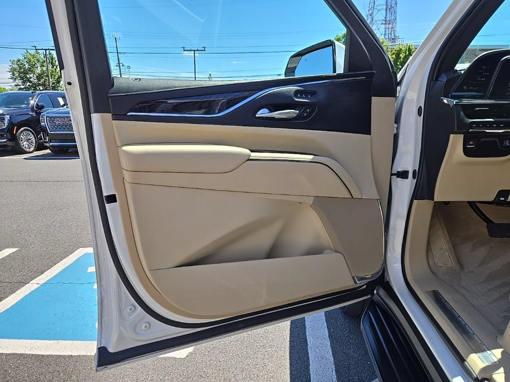 Used 2024 Cadillac Escalade Premium Luxury AWD/4WD image 11