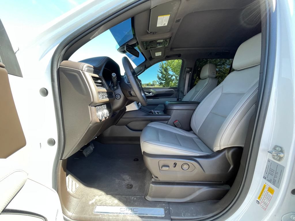 Used 2022 GMC Yukon SLT w/ SLT Premium Package AWD/4WD image 3
