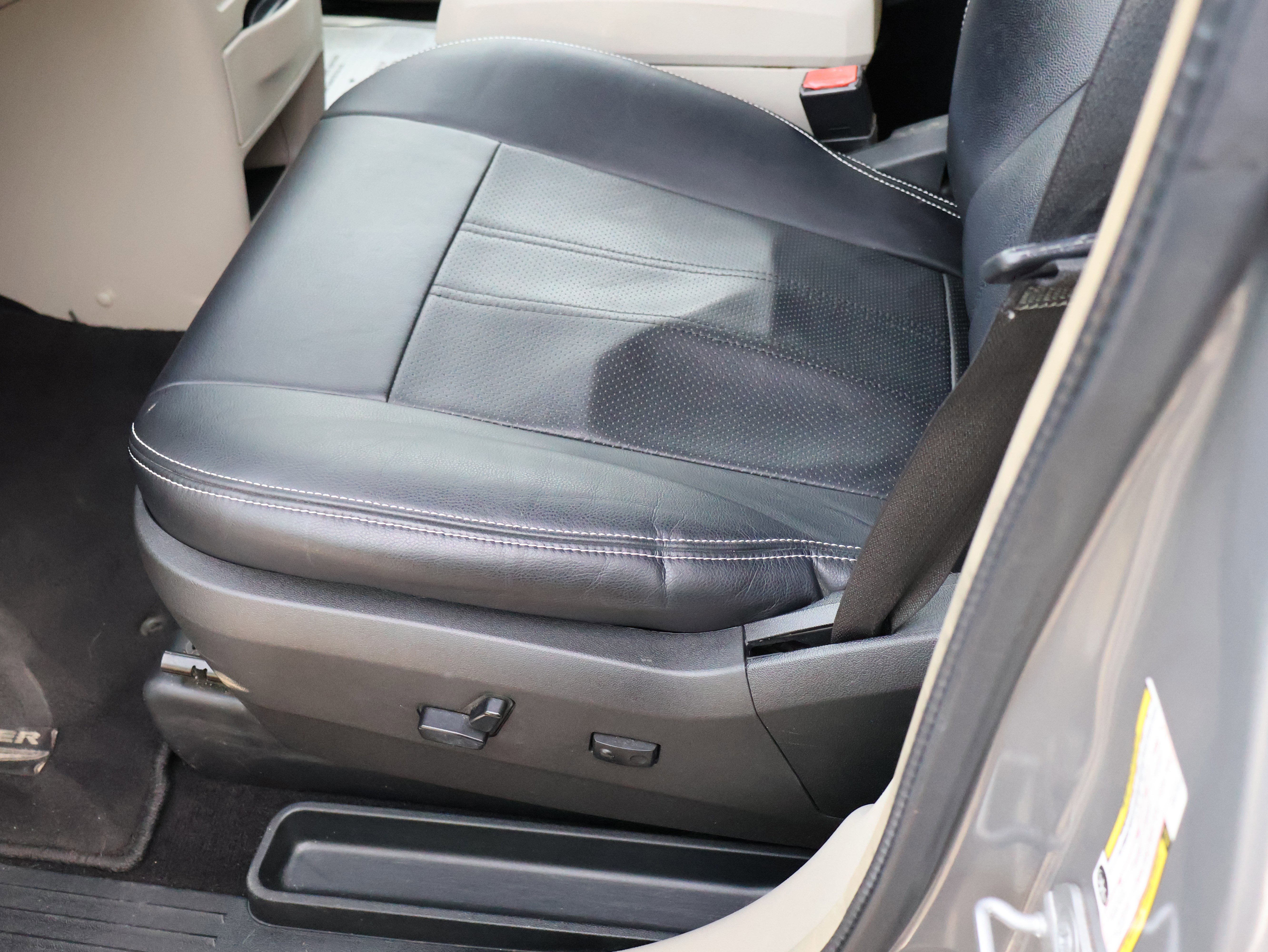 Used 2014 Chrysler Town & Country Touring image 29