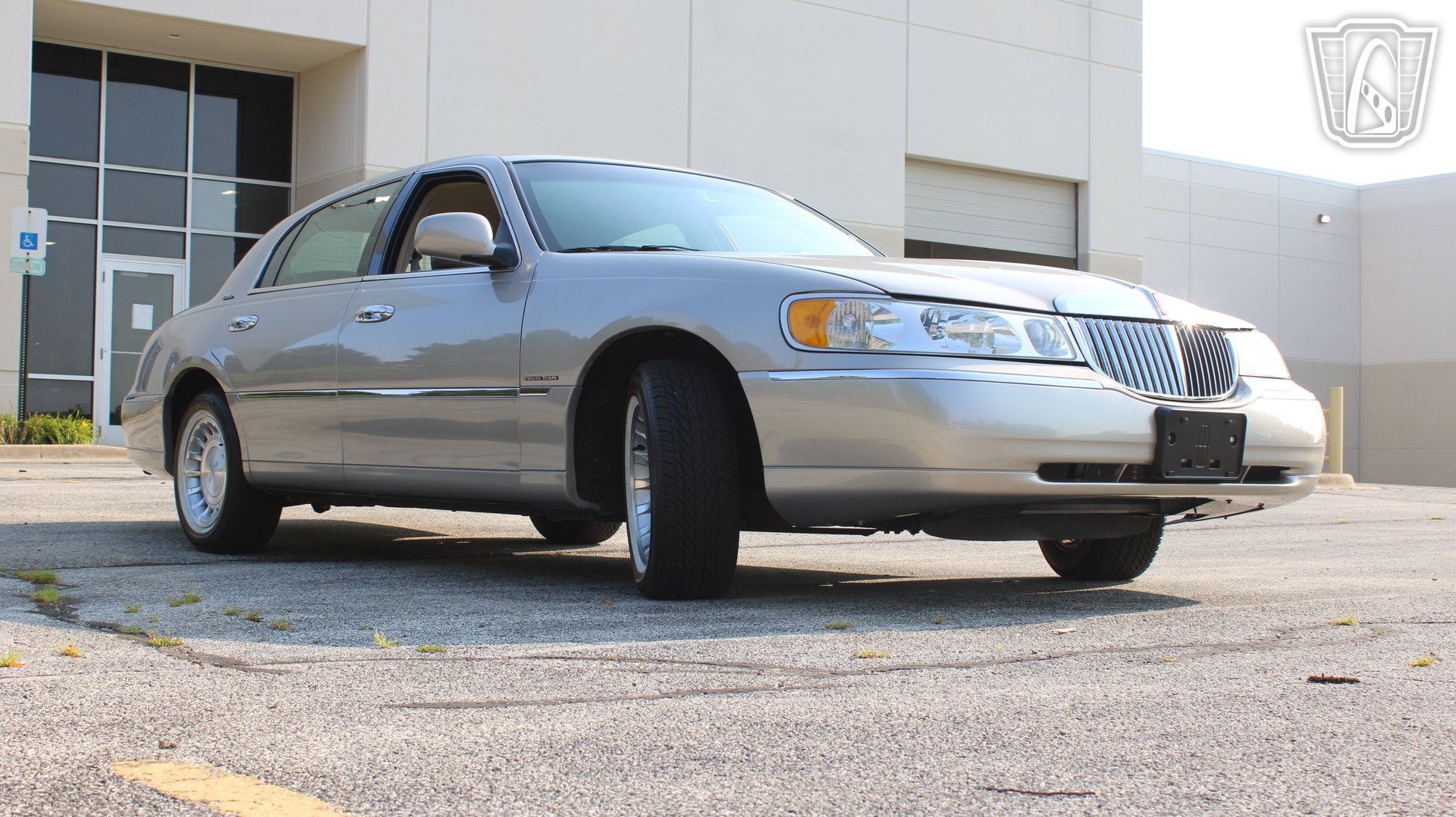 Used 2002 Lincoln Town Car Executive RWD image 35