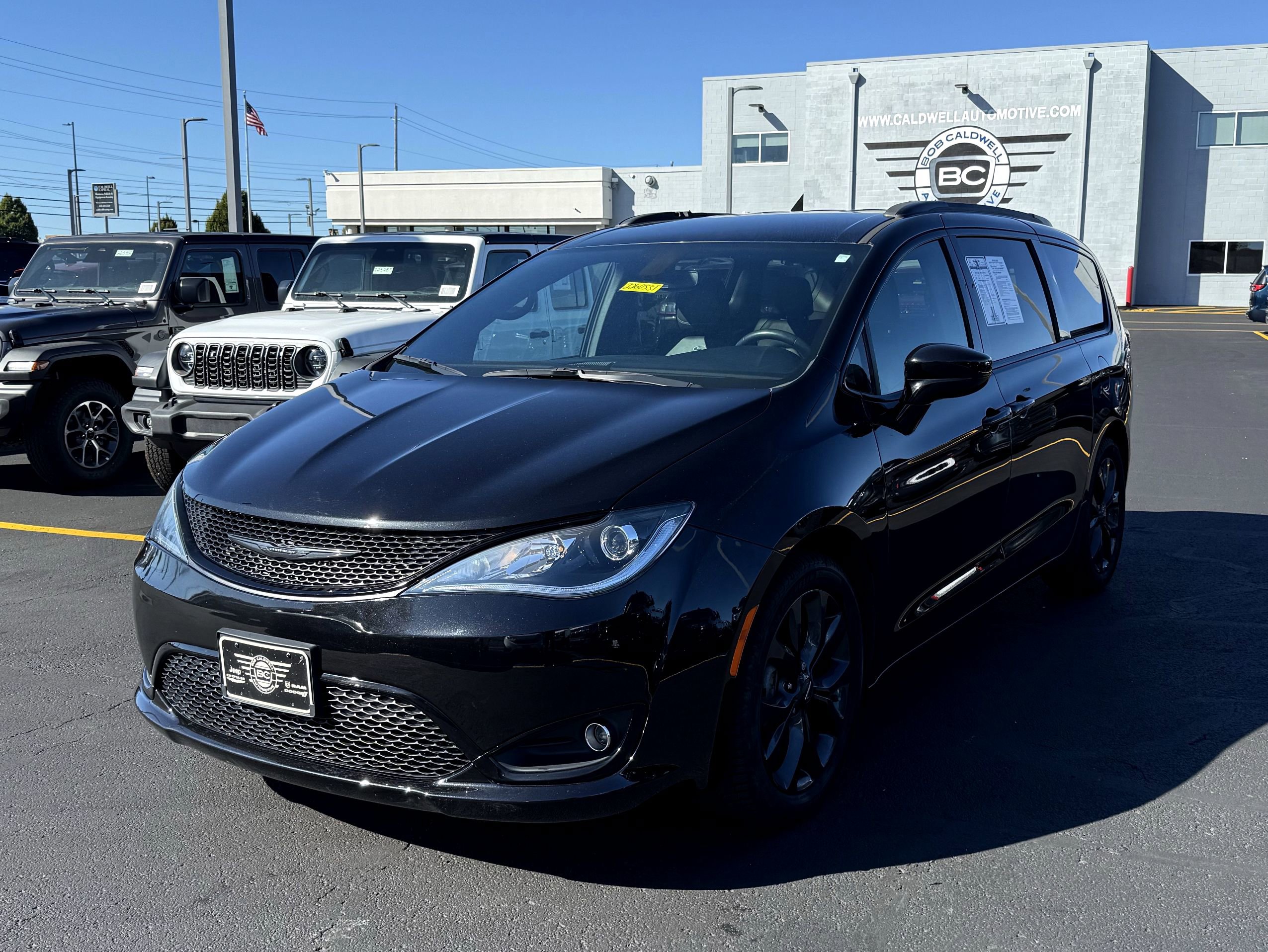 Used 2020 Chrysler Pacifica Touring-L w/ S Appearance Package image 3