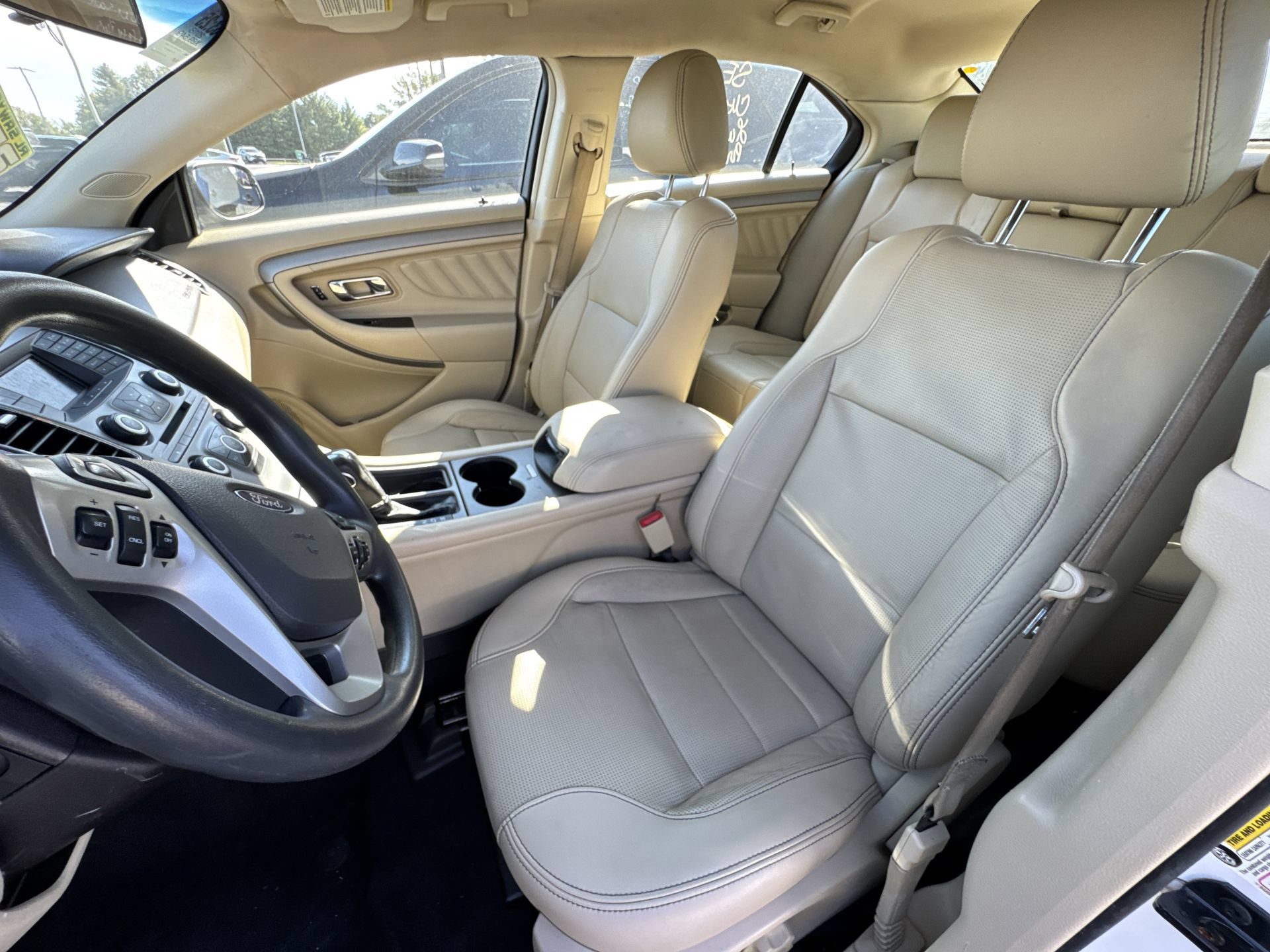 Used 2018 Ford Taurus SE FWD image 3