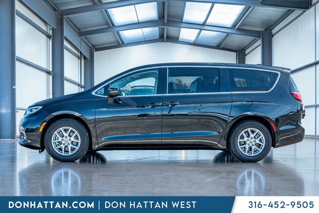 Used 2023 Chrysler Pacifica Touring-L image 2