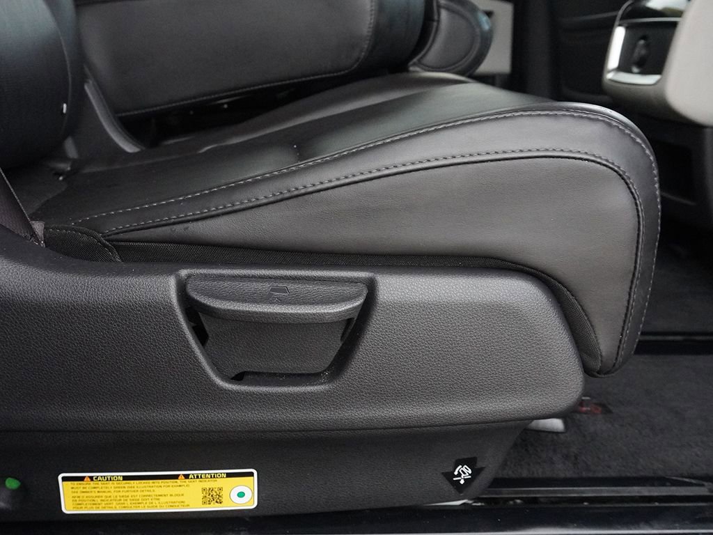 Used 2024 Kia Carnival EX image 32