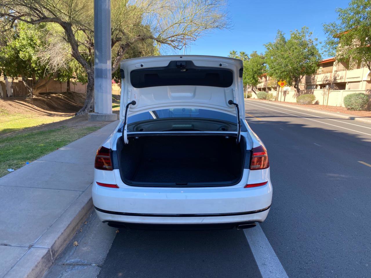 Used 2018 Volkswagen Passat GT FWD image 8