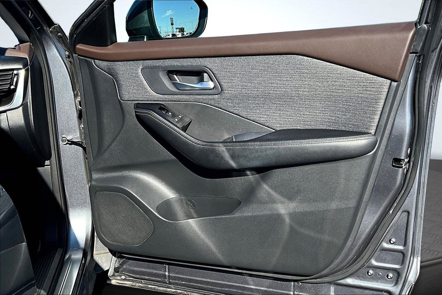 Used 2022 Nissan Rogue SV image 24