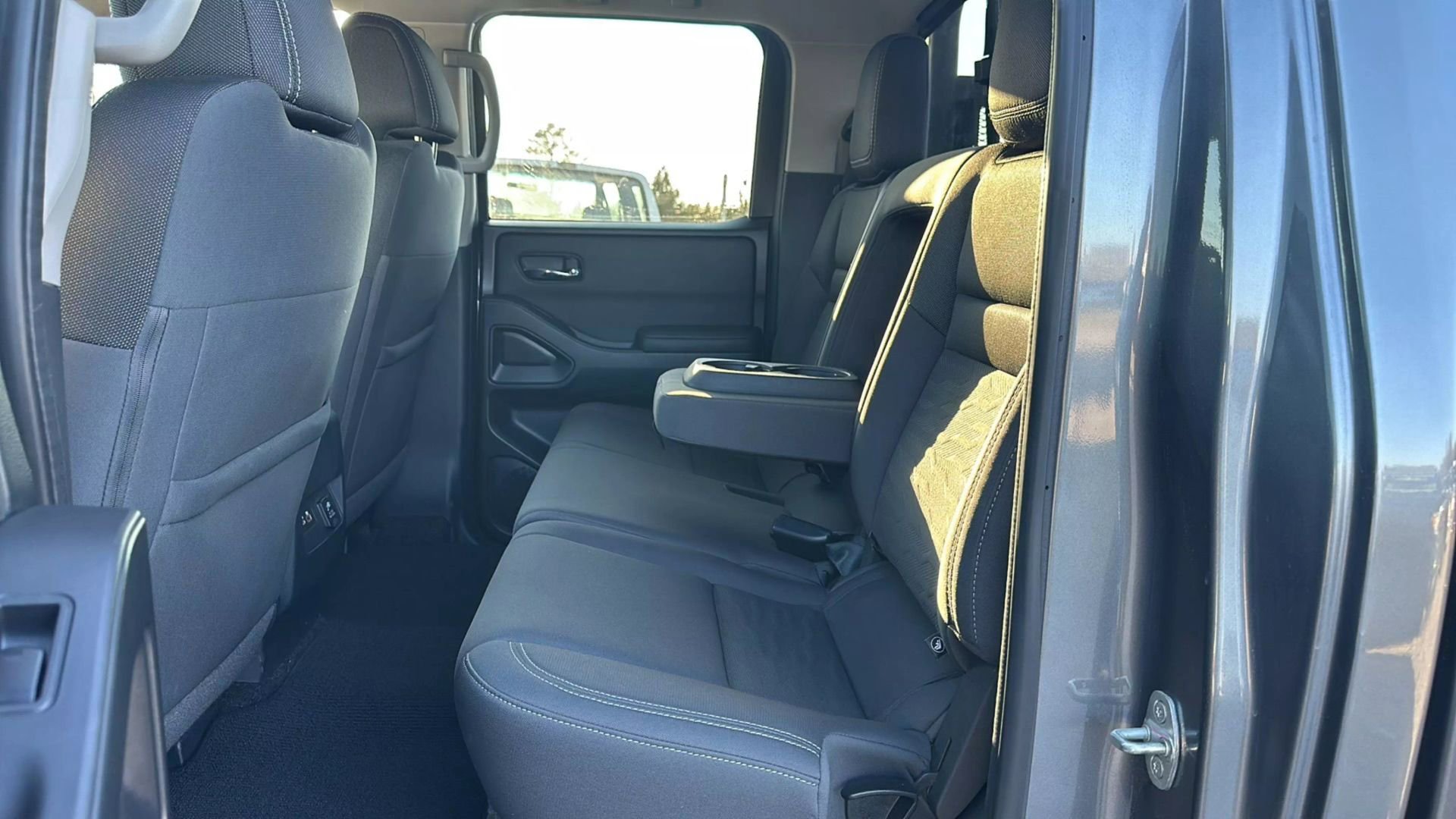 Used 2022 Nissan Frontier SV image 13