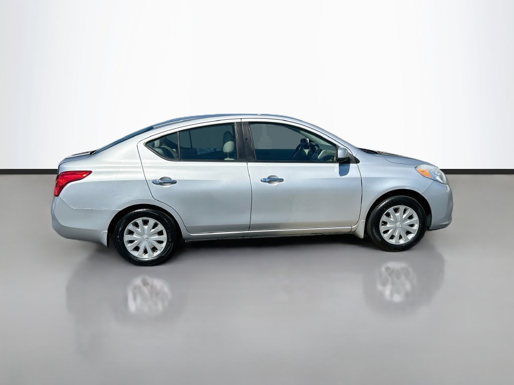 Used 2012 Nissan Versa SV FWD image 4