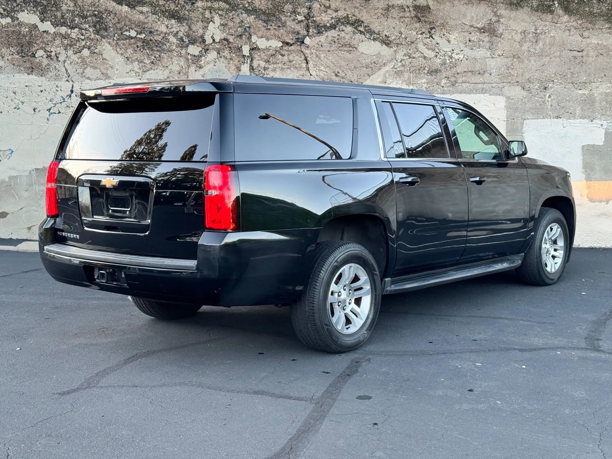 Used 2019 Chevrolet Suburban LT image 4