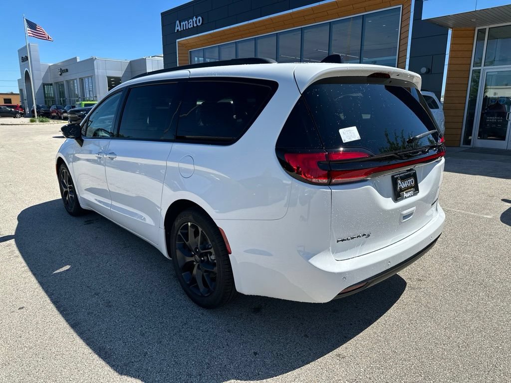 New 2027 Chrysler Pacifica Limited FWD image 9