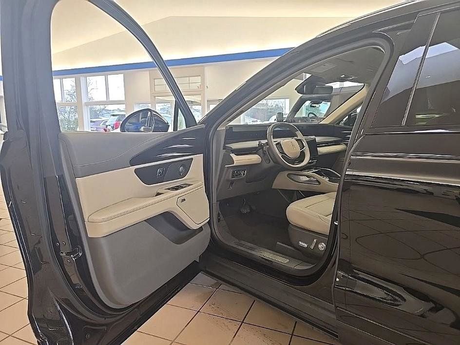 Used 2025 Lincoln Nautilus Reserve image 10