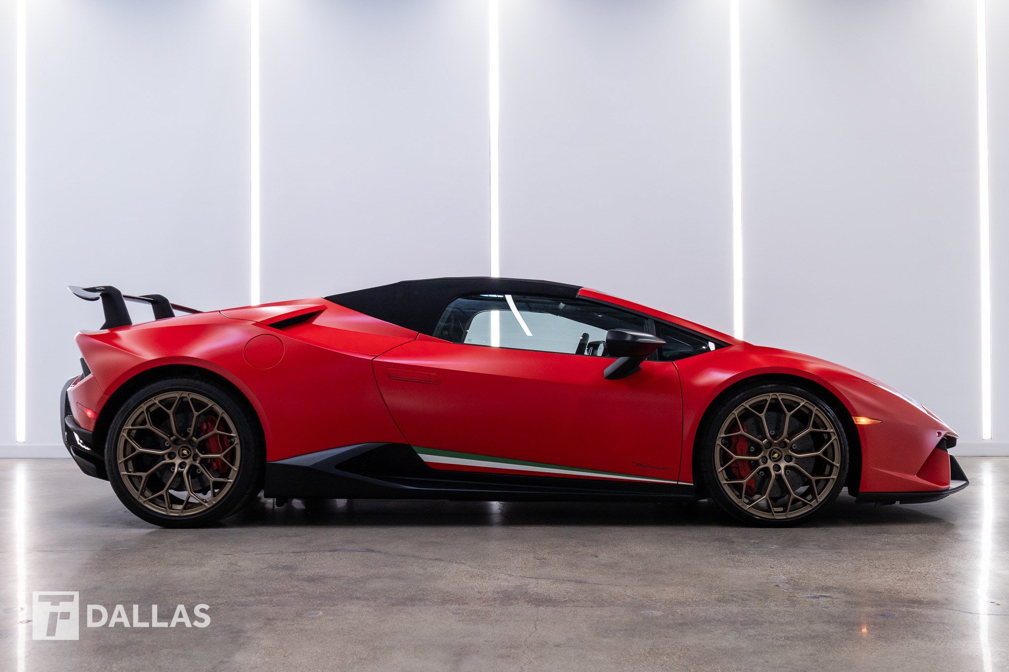 Used 2018 Lamborghini Huracan Performante AWD/4WD image 19