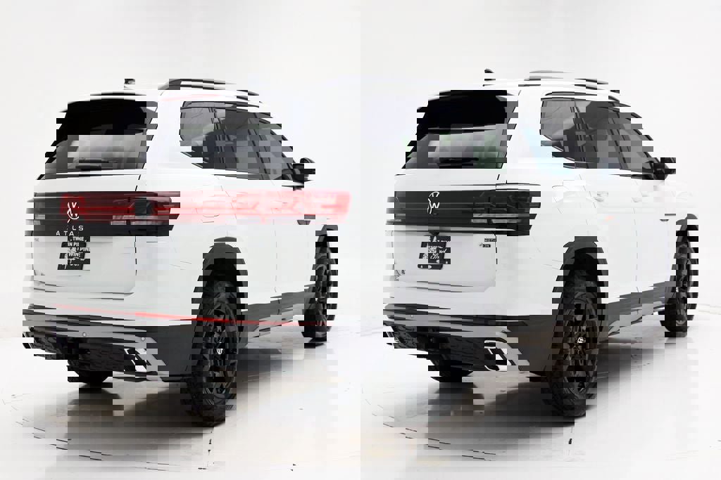 Used 2025 Volkswagen Atlas Peak Edition SE image 9