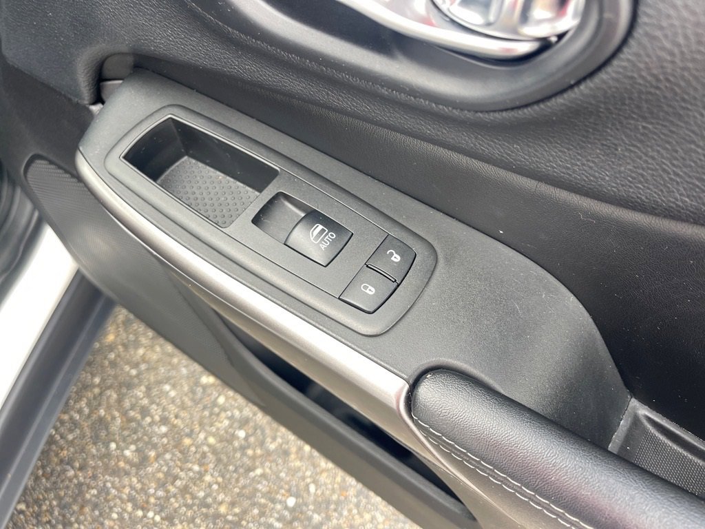 Used 2019 Jeep Cherokee Limited w/ Luxury Group image 19