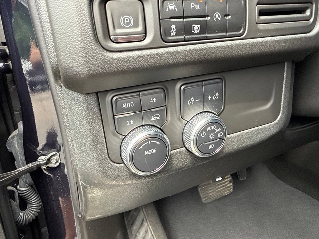 Used 2023 GMC Yukon SLT w/ SLT Luxury Package AWD/4WD image 23