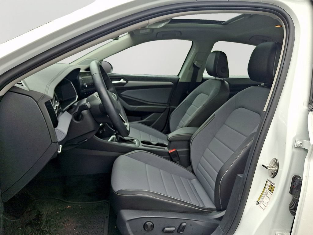 Used 2025 Volkswagen Jetta SE FWD image 14