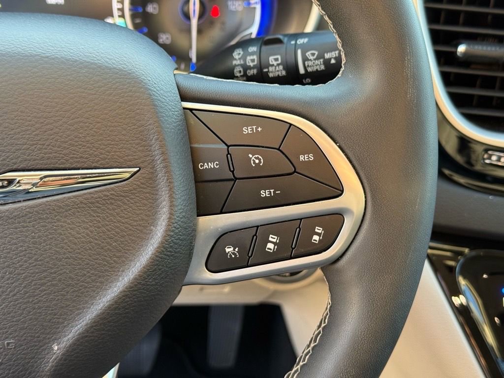 Used 2024 Chrysler Pacifica Touring-L image 23