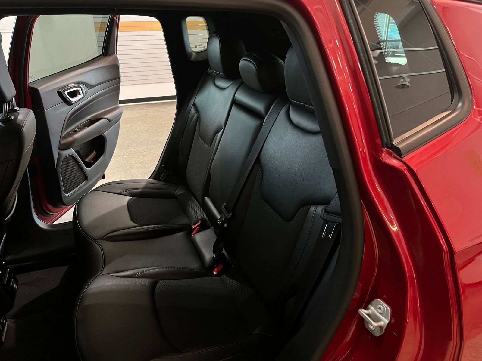 Used 2025 Jeep Compass Trailhawk AWD/4WD image 39