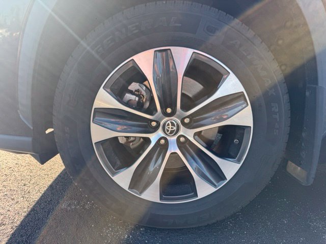 Used 2020 Toyota Highlander XLE AWD/4WD image 12