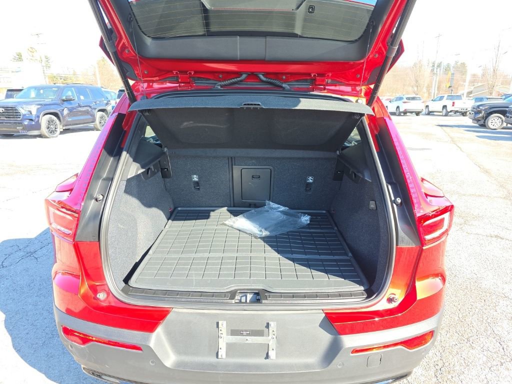 Used 2023 Volvo XC40 B5 Plus w/ Climate Package image 6