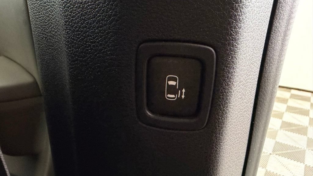 Used 2025 Kia Carnival FWD image 29