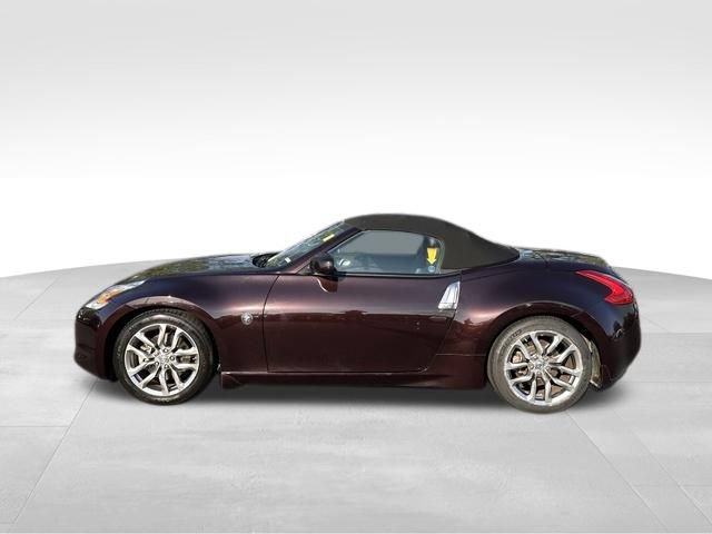 Used 2010 Nissan 370Z Touring RWD image 3