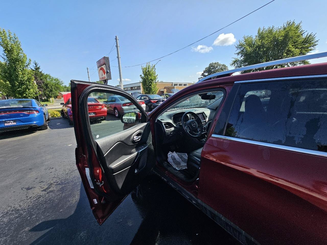Used 2019 Jeep Cherokee Limited w/ Luxury Group AWD/4WD image 18