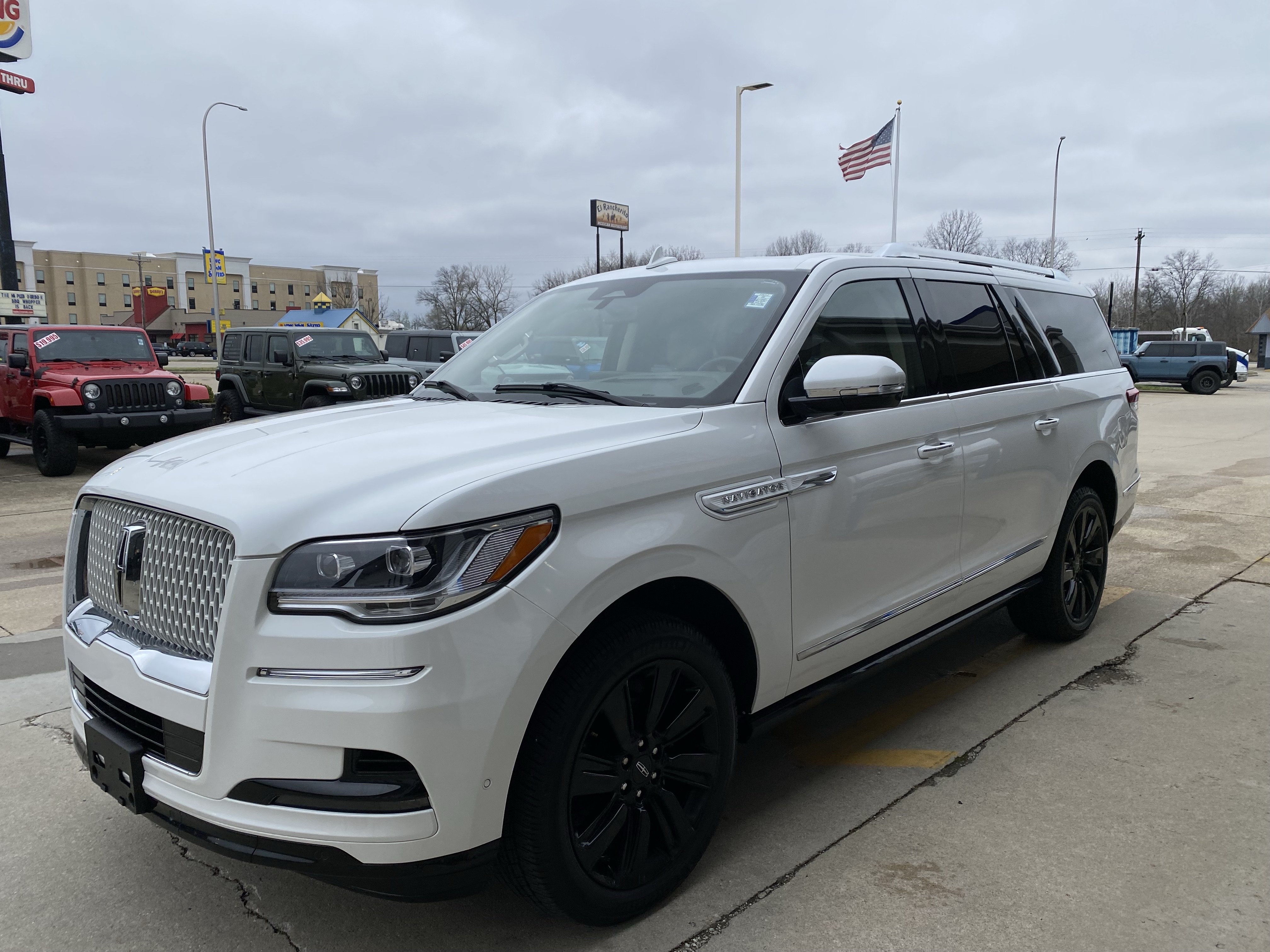 Used 2024 Lincoln Navigator L Reserve AWD/4WD image 2
