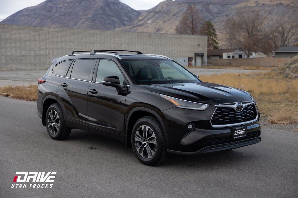 Used 2021 Toyota Highlander XLE image 2