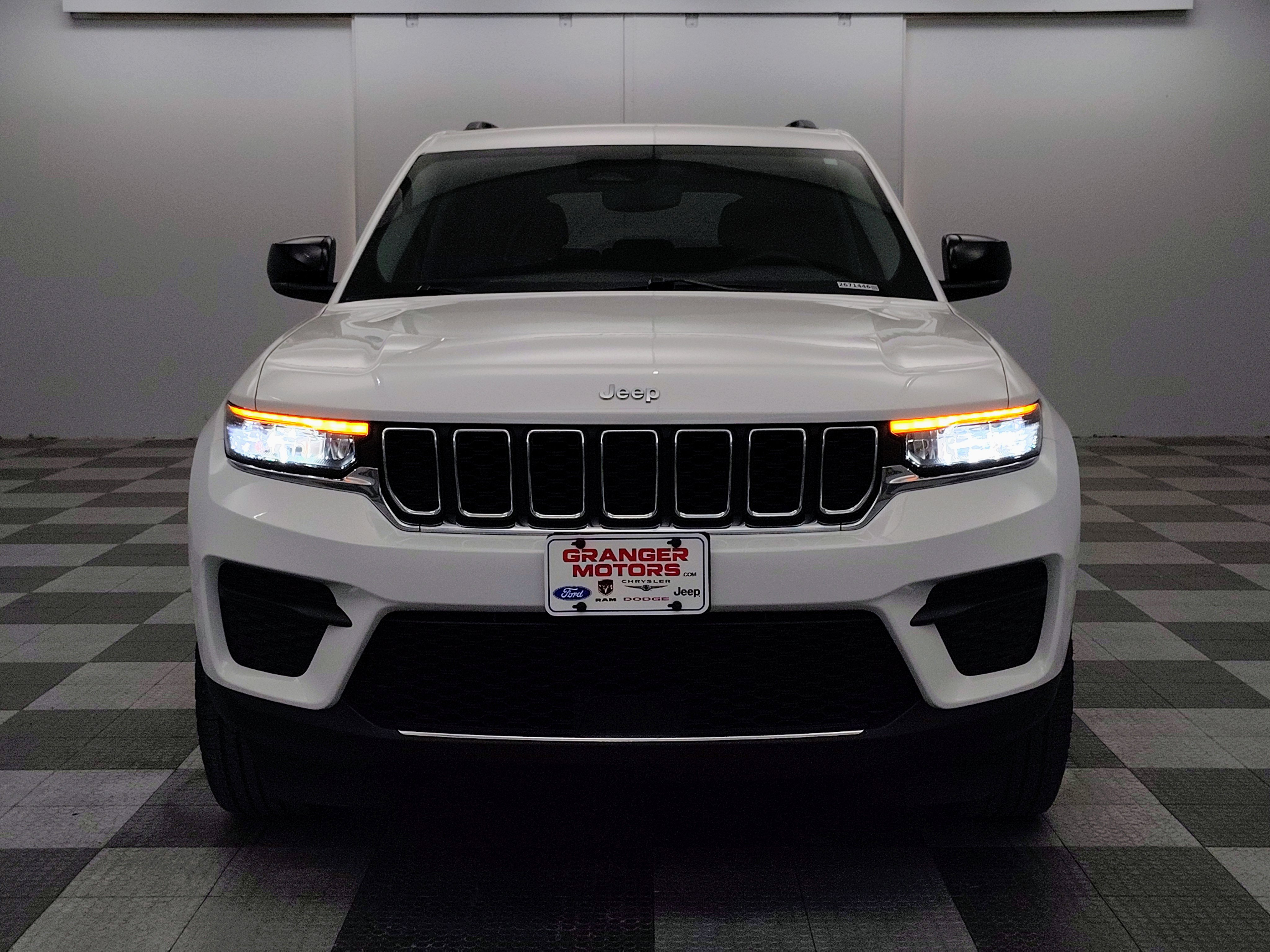 Used 2023 Jeep Grand Cherokee Laredo AWD/4WD image 5