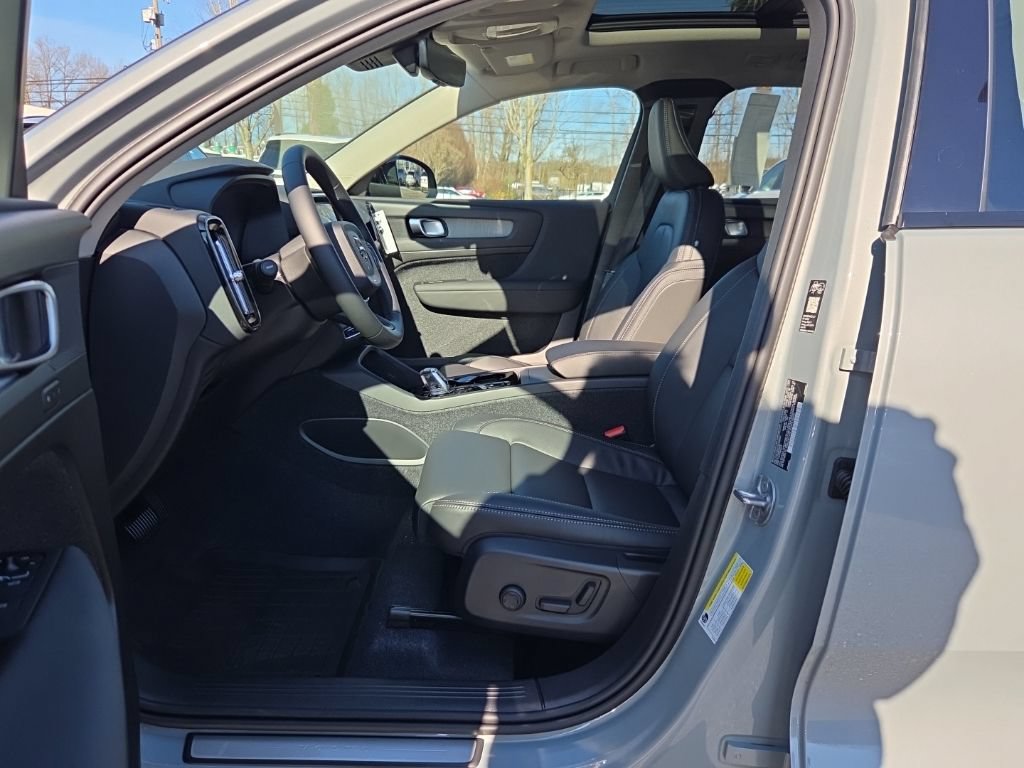 New 2026 Volvo XC40 B5 Plus w/ Protection Package Premier AWD/4WD image 4