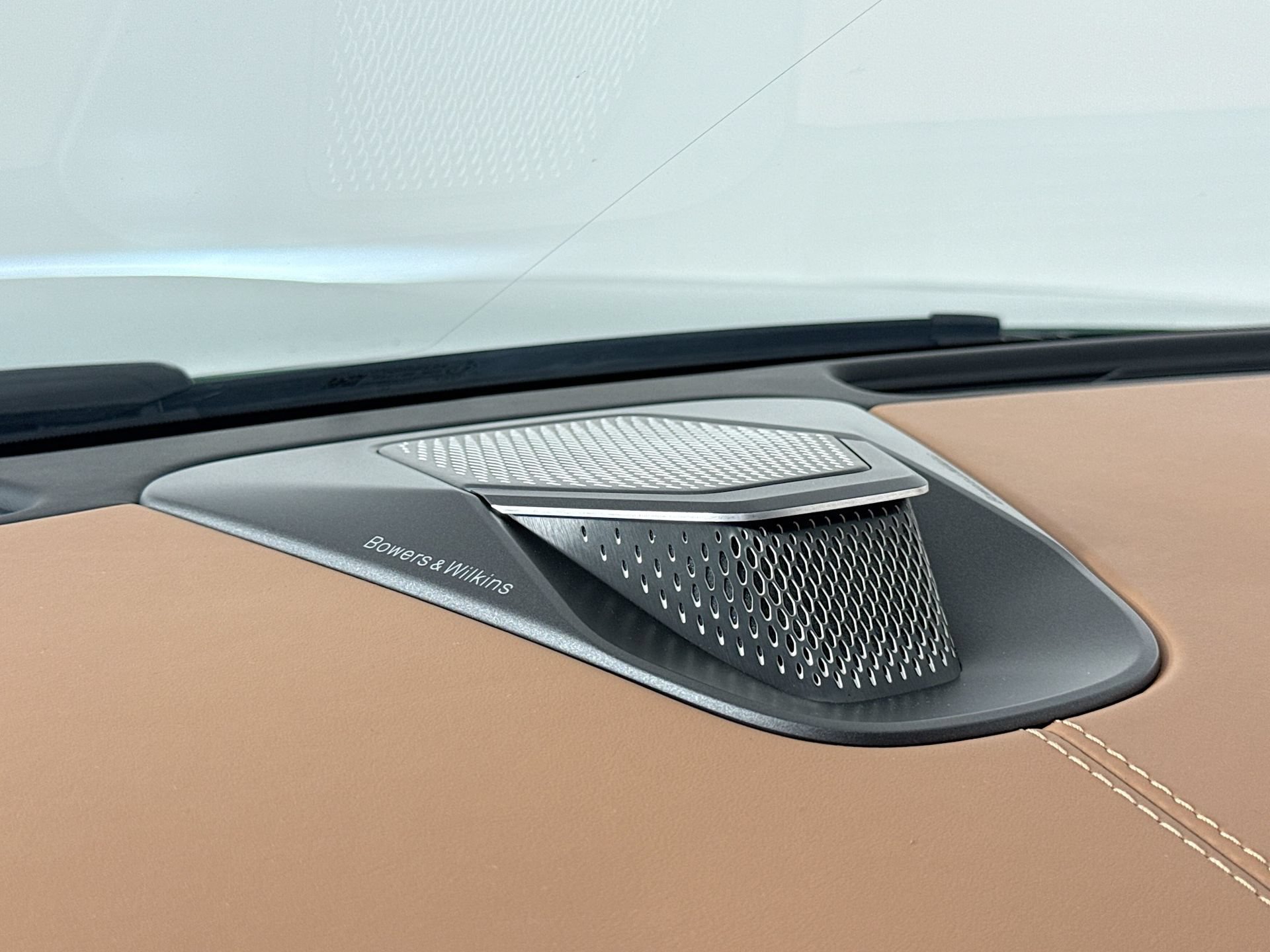 Used 2024 Aston Martin DB12 Coupe RWD image 17