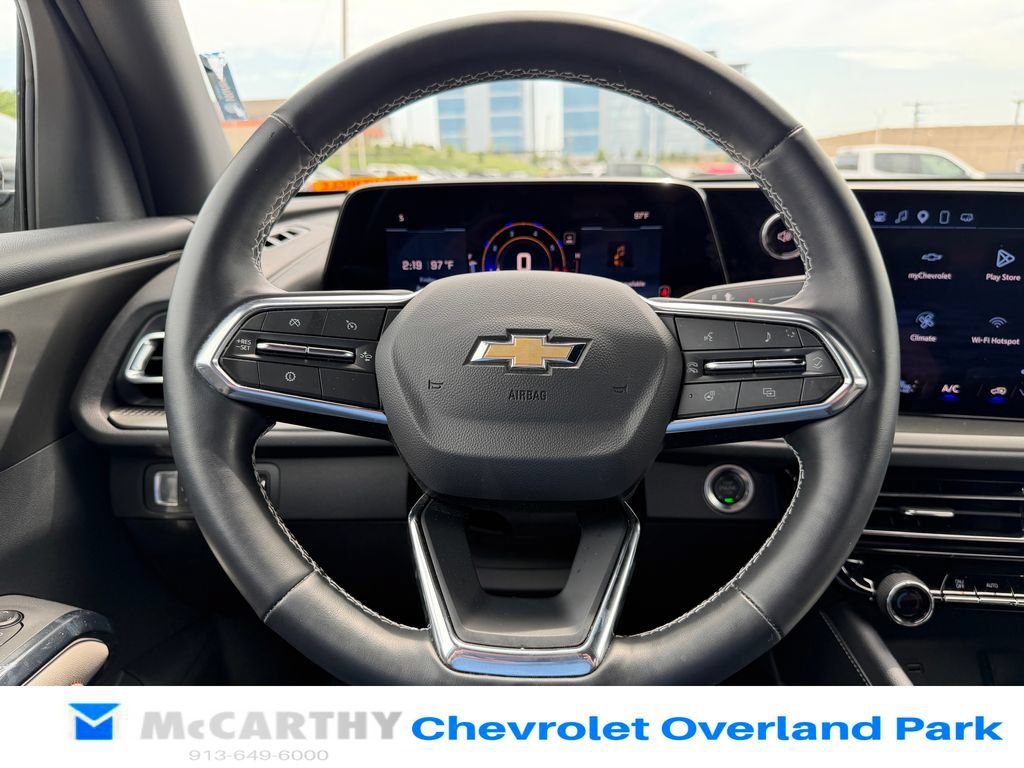 Used 2025 Chevrolet Traverse LT w/ Driver Confidence Package FWD image 11
