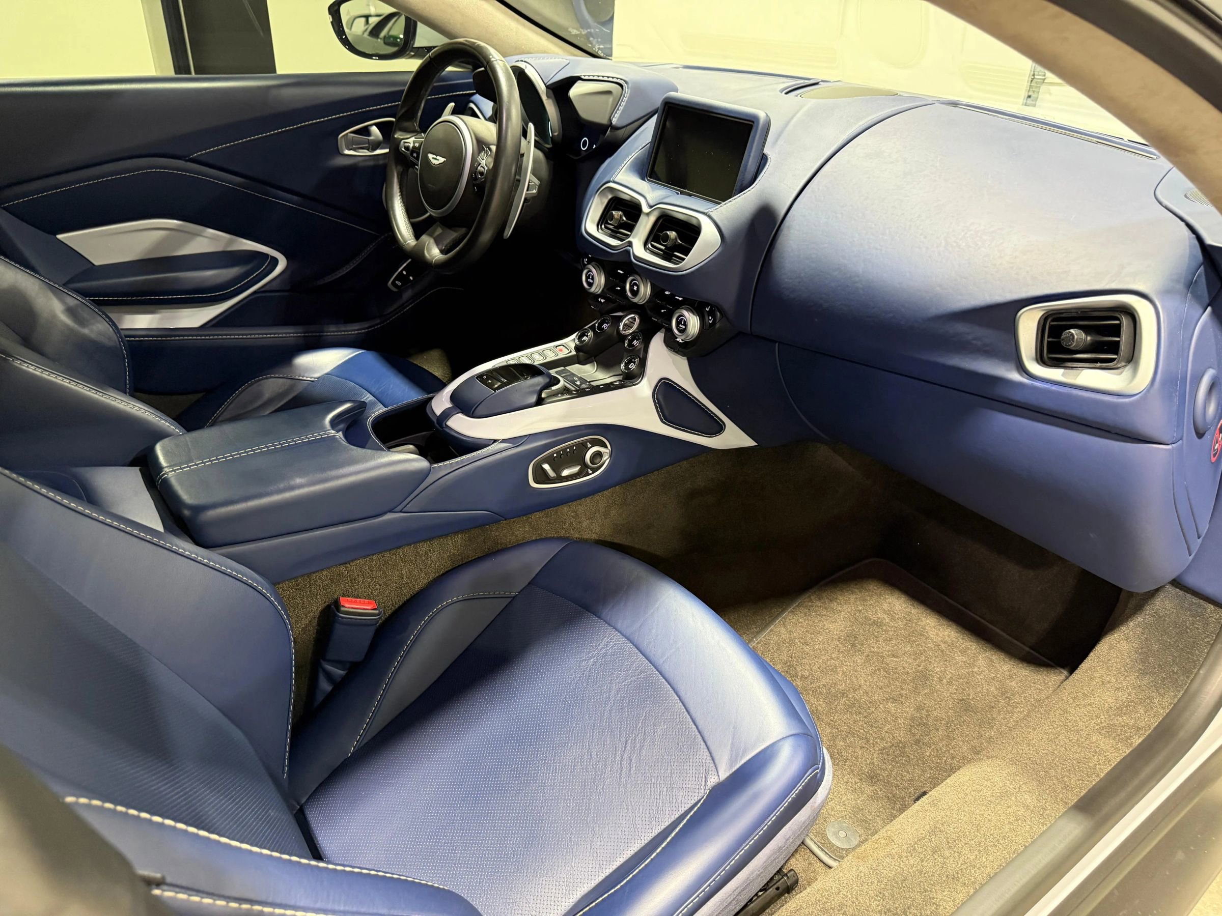 Used 2020 Aston Martin V8 Vantage Coupe image 28