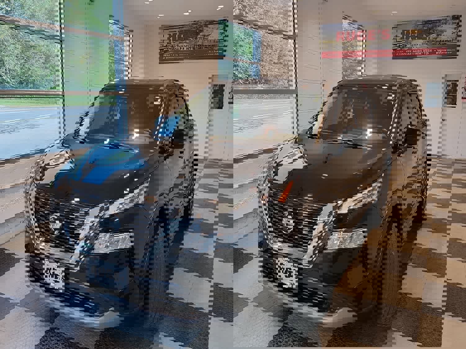 Used 2022 Nissan Rogue SV image 2