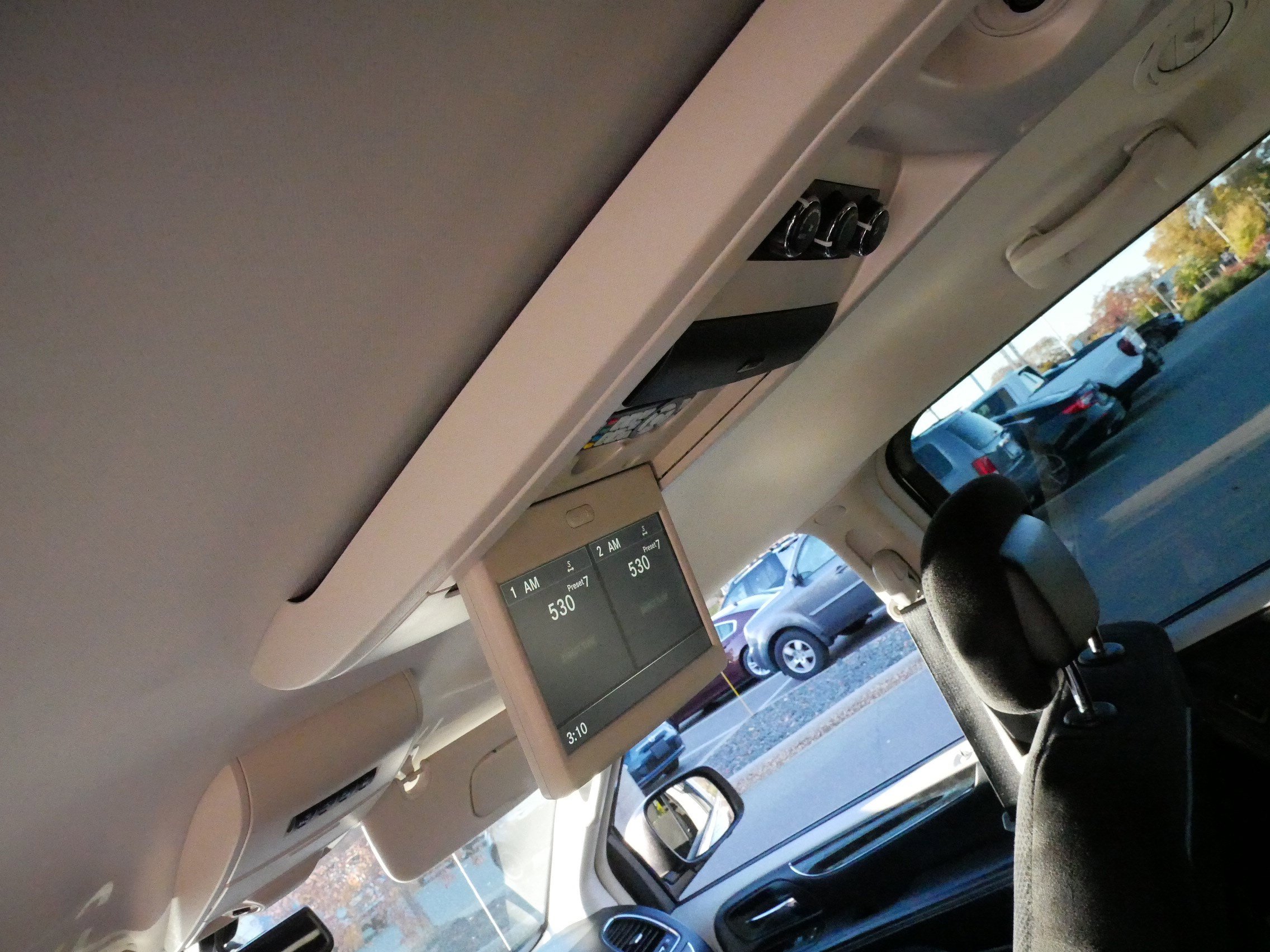 Used 2014 Chrysler Town & Country Touring image 31