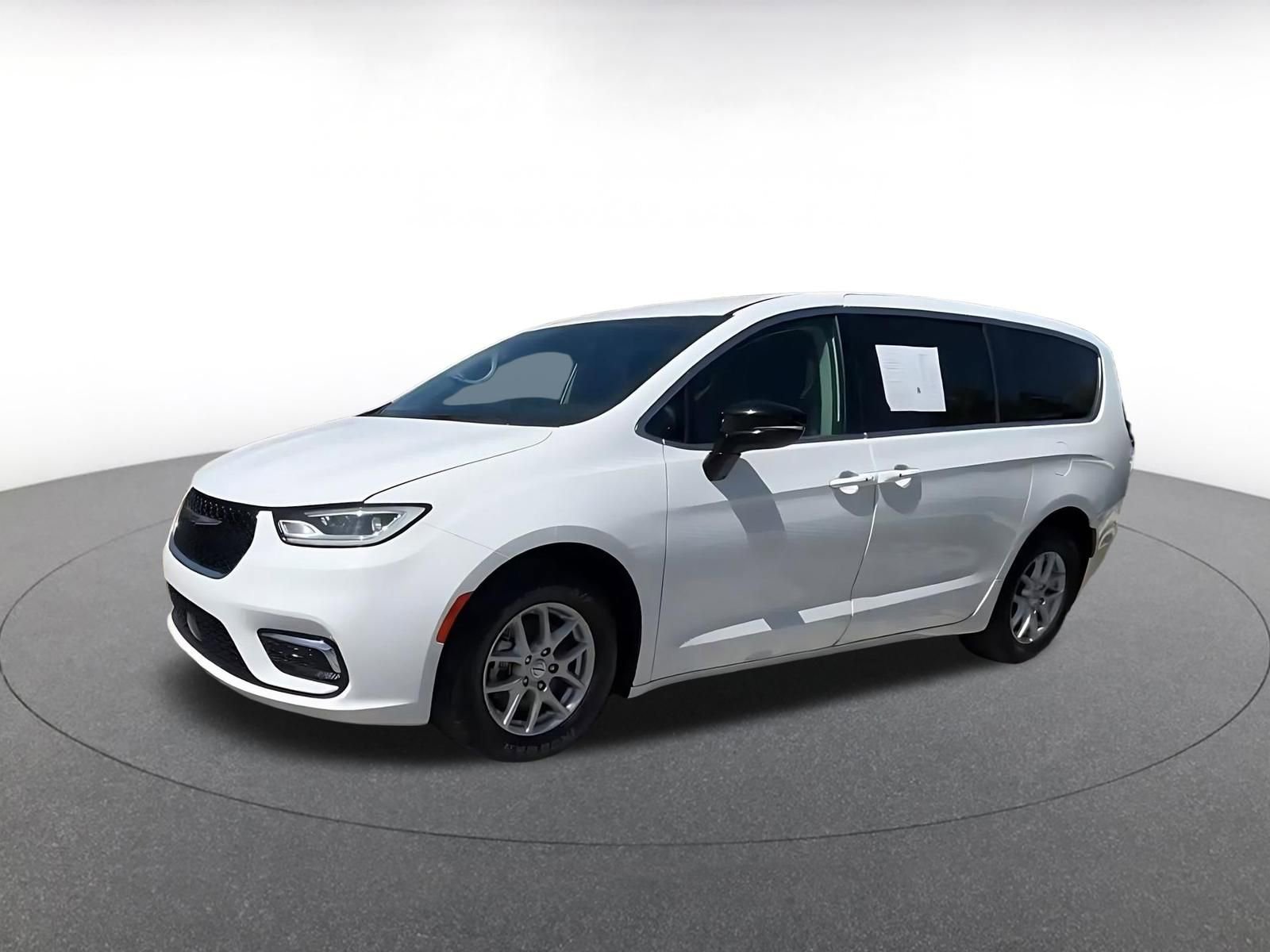 Used 2024 Chrysler Pacifica Touring-L FWD image 8