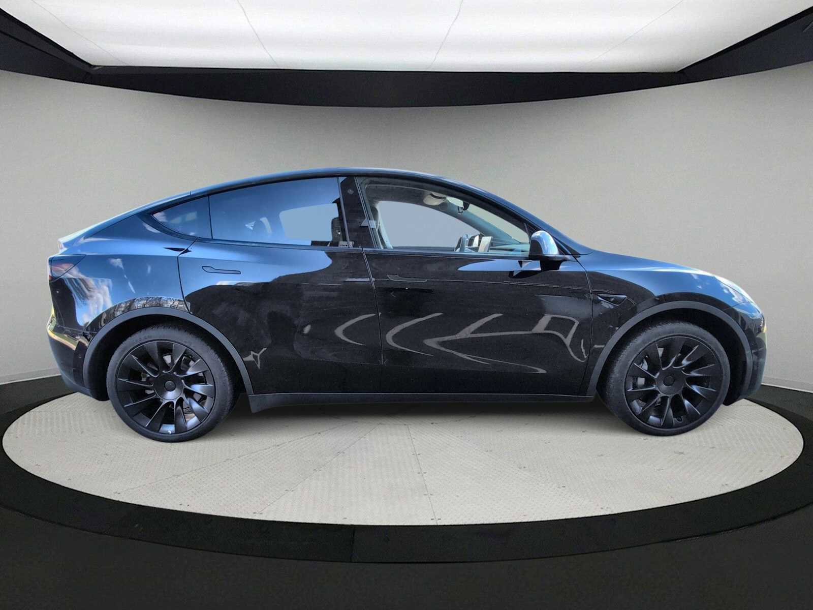 Used 2021 Tesla Model Y Long Range image 9