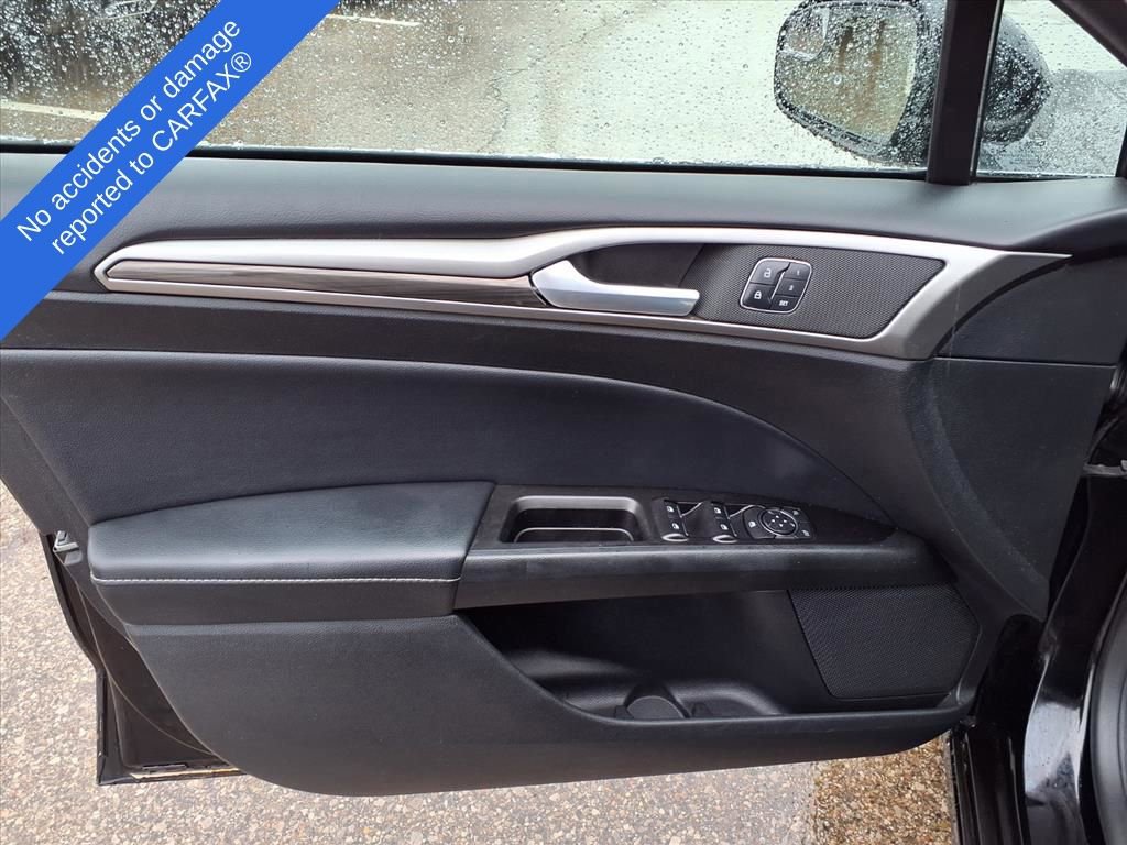 Used 2017 Ford Fusion SE w/ Fusion SE Technology Package image 14