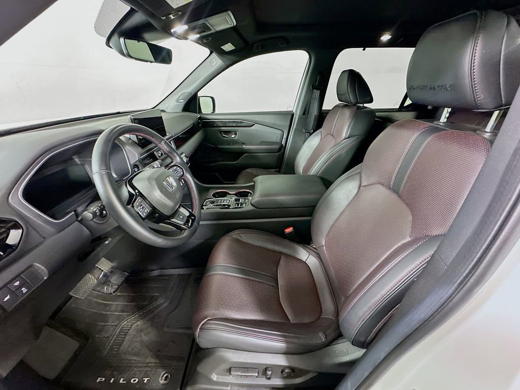 Used 2025 Honda Pilot Black Edition image 16