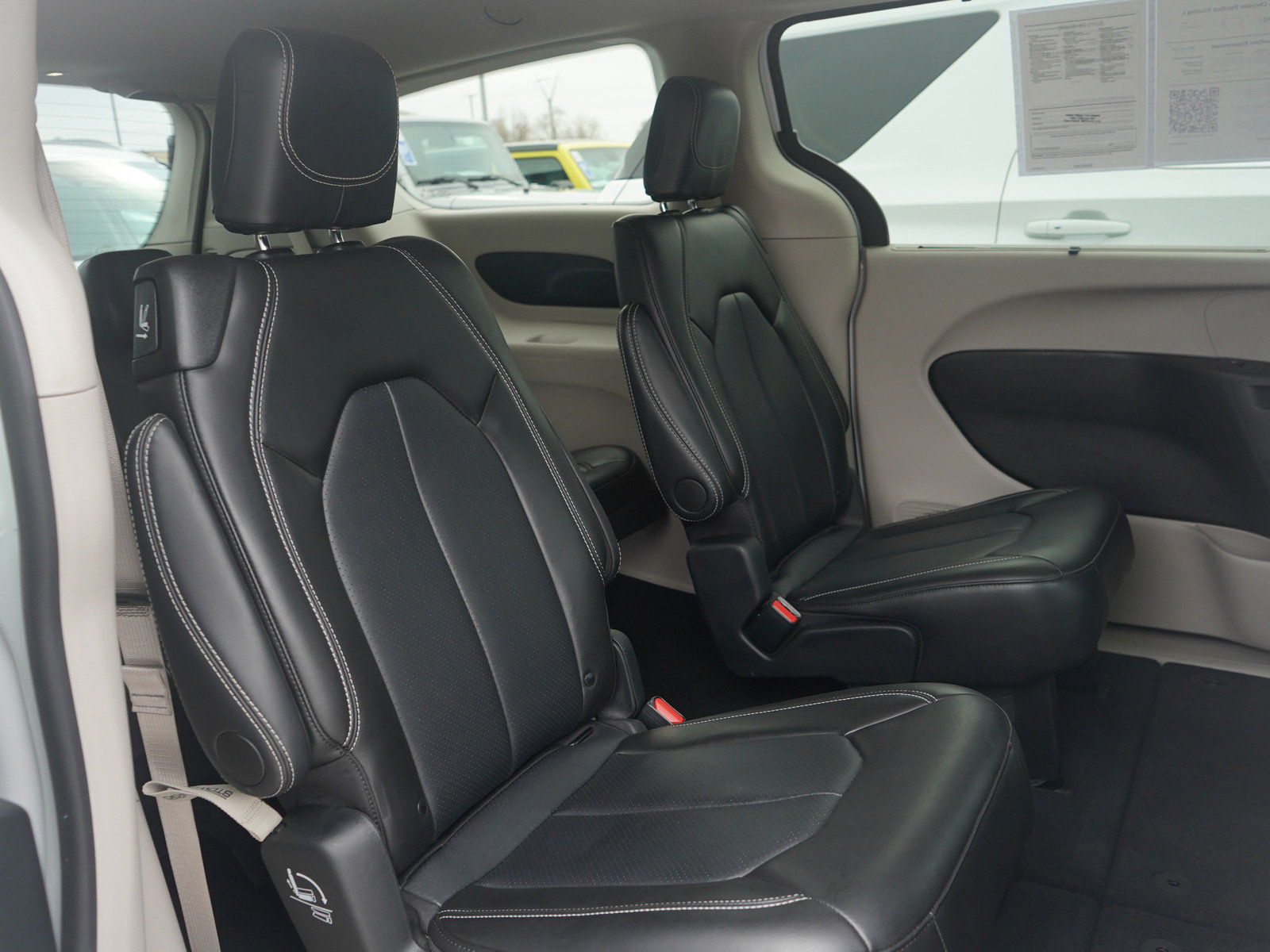 Used 2024 Chrysler Pacifica Touring-L image 13