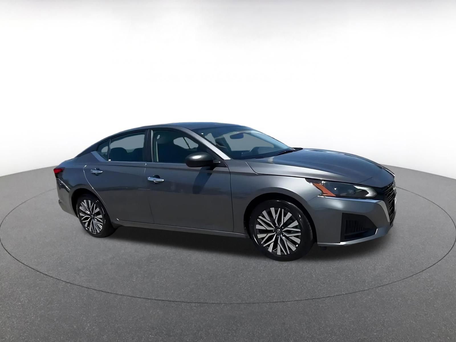 Used 2025 Nissan Altima 2.5 SV FWD image 2